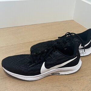 Black Nike zoom running shoes
